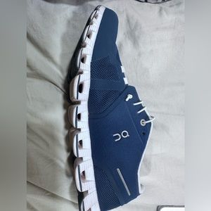 Womens on cloud 5 shoes size 11